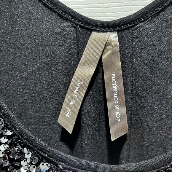 Super cute dazzling sequins on this elegant camisole  top. Size 2X. - Picture 3 of 6